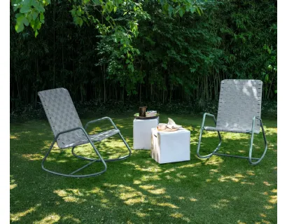 Poltroncina a dondolo Inout in alluminio di Gervasoni