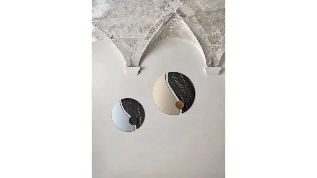 Specchio Luxor con elementi decorativi in SuperMarmo e legno di Bontempi