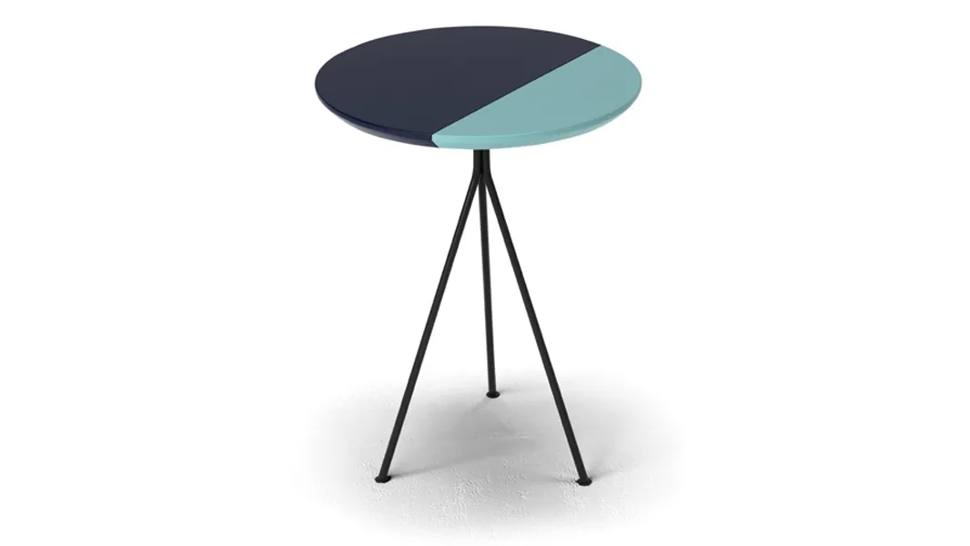 Tavolino rotondo Coconut in legno laccato nero e azzurro con base in ferro di Dienne Salotti