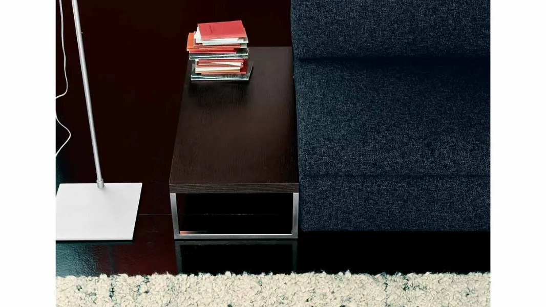 Tavolino rettangolare Dada in legno impiallacciato di Rovere tinto moro con struttura in acciaio lucidato di Deas