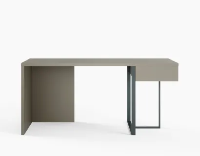 Scrittoio free standing Desk in laccato opaco con gambe in metallo di Novamobili