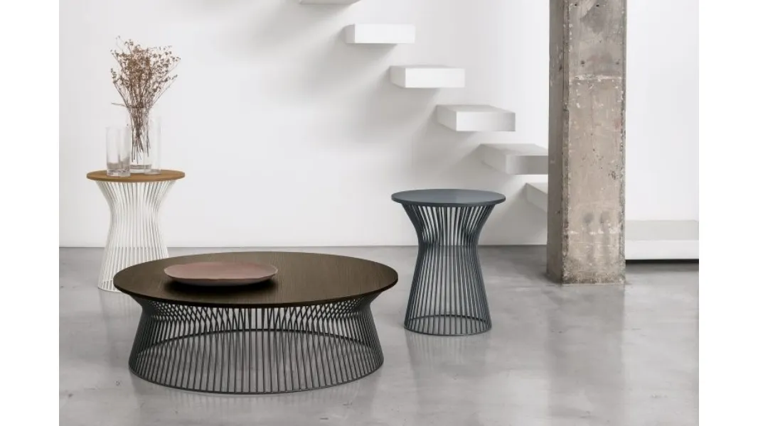 Tavolino Brigitte con struttura in metallo e top in materico rovere carbone di Tomasella
