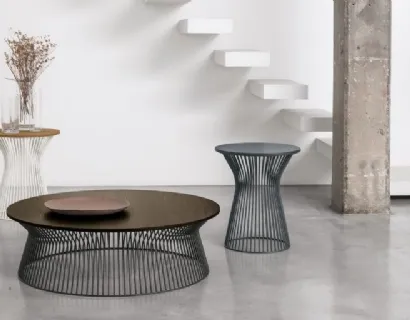 Tavolino Brigitte con struttura in metallo e top in materico rovere carbone di Tomasella