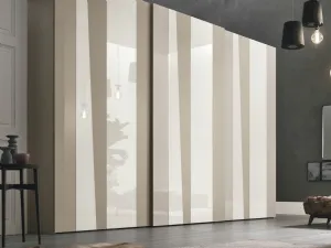 Armadio con anta scorrevole di Tomasella con ante in vetro lucido bianco gesso e struttura in laccato opaco bianco gesso modello Kelly