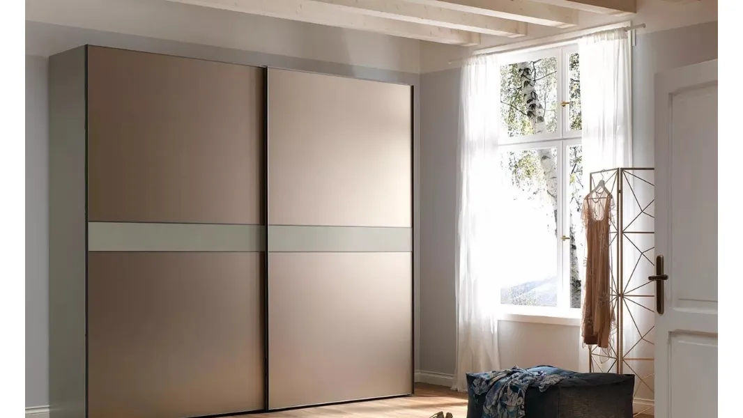 Armadio di design ad ante scorrevoli color bronzo opaco, con telaio in alluminio NC203 Slider Thin di Moretti Compact