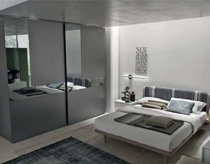 Armadio Cristal in laccato opaco antracite con ante specchio grigio e grigio satinato di Tomasella