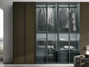 Armadio Metropolis in materico rovere termocotto con ante in materico rovere termocotto e vetro fumé 363 di Tomasella