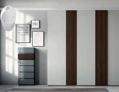 Armadio con ante scorrevoli Vertical laccato opaco con inserti in essenza di Dall'Agnese
