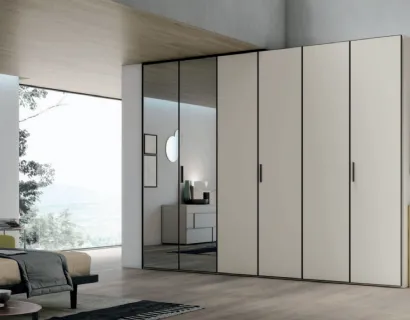Armadio Vetro Specchio con struttura laccato opaco madreperla e battenti in vetro satinato madreperla e grigio di Tomasella