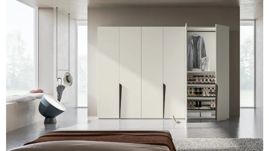 Armadio Battente Vela ZN04 finitura Perla con maniglie finitura Bronzo di Marka Total Living