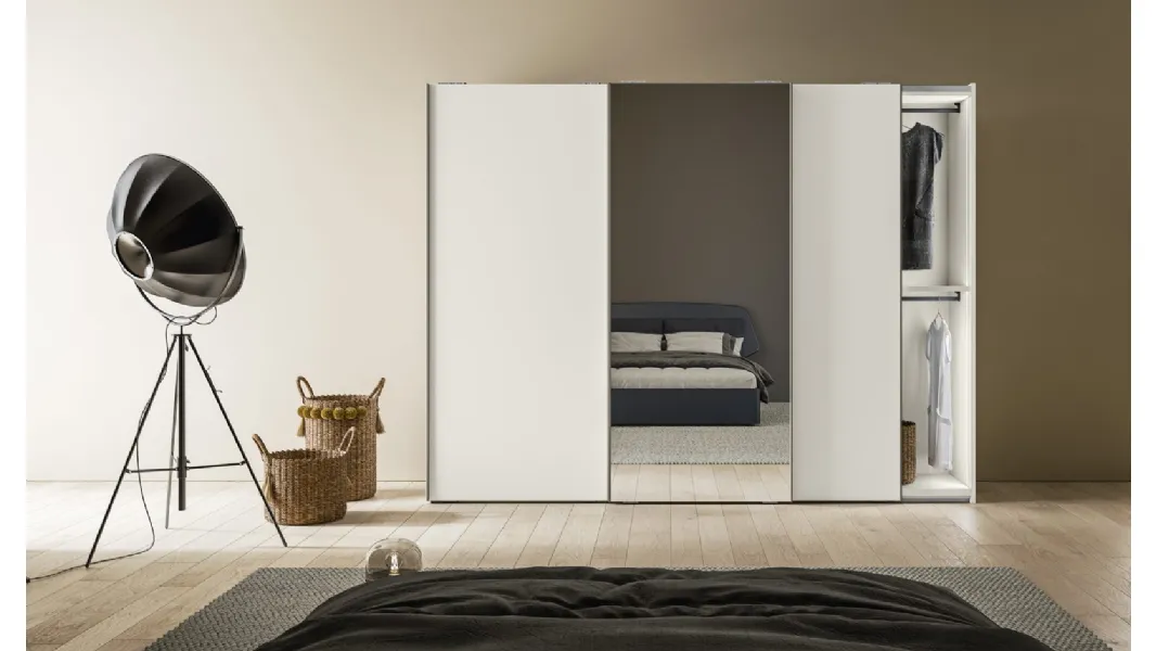 Armadio Scorrevole Logic ZN19 finitura Perla con anta centrale a Specchio argentato di Marka Total Living