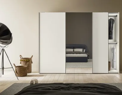 Armadio Scorrevole Logic ZN19 finitura Perla con anta centrale a Specchio argentato di Marka Total Living