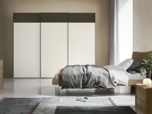 Armadio Scorrevole Logic ZN22 finitura Perla con fascia in metacrilato Bronzo di Marka Total Living