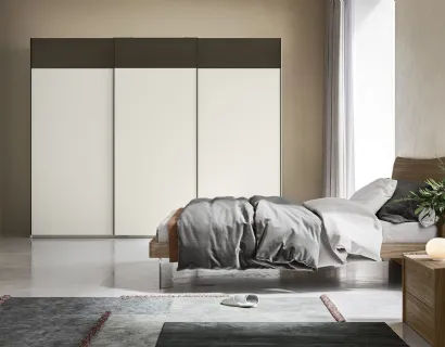 Armadio Scorrevole Logic ZN22 finitura Perla con fascia in metacrilato Bronzo di Marka Total Living
