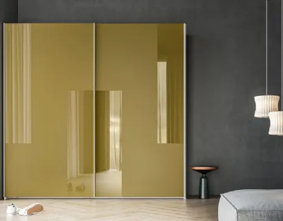 Armadio Scorrevole Logic ZN23 laccato opaco Verde Senape con fasce retrolaccate in metacrilato Verde Senape di Marka Total Living