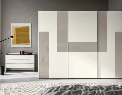 Armadio Scorrevole Logic ZN24 finitura Perla con fasce retrolaccate in metacrilato Nuvola di Marka Total Living