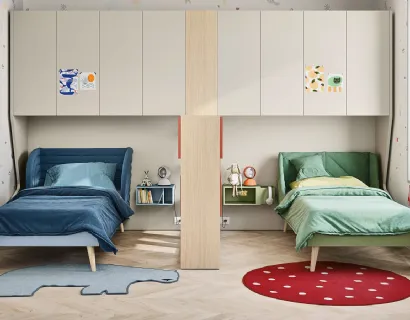 Cameretta con 2 letti su armadiatura a ponte con libreria separè Kids space 22 di Nidi