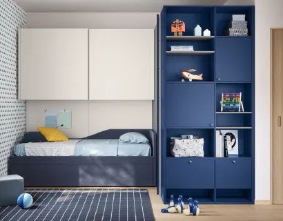 Cameretta con armadio a tutta parete con zone a giorno Kids space 25 di Nidi