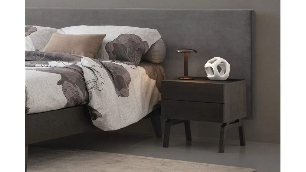 Comodino Stock in frassino con gambe in massello di Oggioni