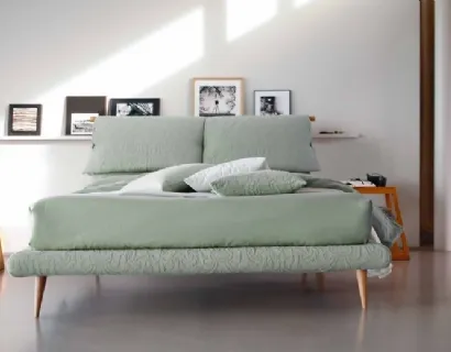 Letto in tessuto con testiera imbottita e piedini in legno Fly di Bontempi Letti Design