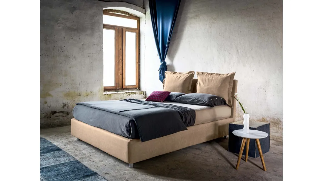 Letto in eco nabuk imbottito con testiera rivestita da cuscini rimovibili DoReMi di Veneran