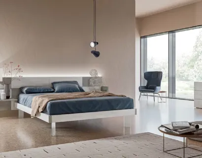 Letto con testiera Puzzle GL01 finitura Calce Bianca e Grigia con piedi in plexiglass di Marka Total Living