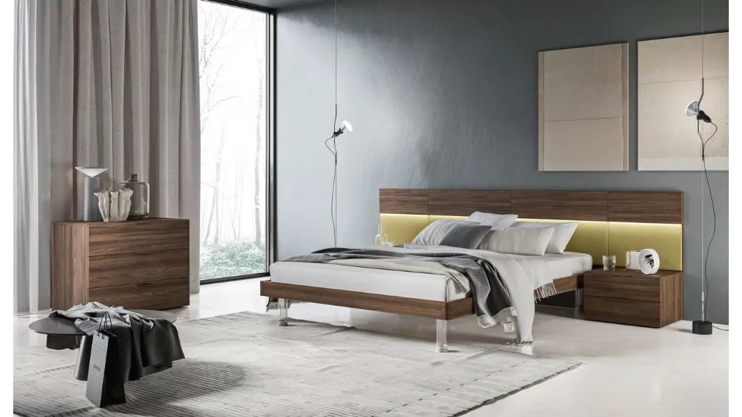 Letto finitura Forestal Dark con piedi in plexiglass e testiera rivestita in tessuto Puzzle GL05 di Marka Total Living