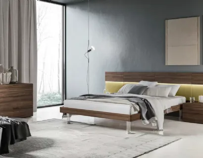 Letto finitura Forestal Dark con piedi in plexiglass e testiera rivestita in tessuto Puzzle GL05 di Marka Total Living