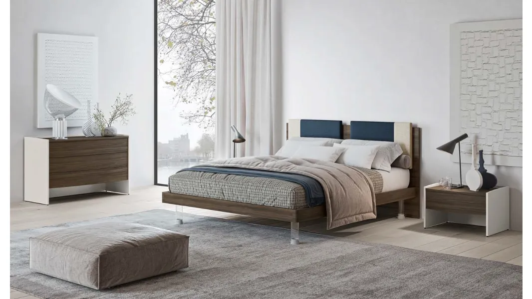 Letto matrimoniale in nobilitato finitura Forestal Dark con testiera rivestita da due cuscini imbottiti in tessuto e piedini trasparenti Ginevra GL14 di Marka Total Living