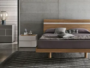 Letto con testiera  in materico nodato chiaro e inserto materico cemento Joker di Tomasella