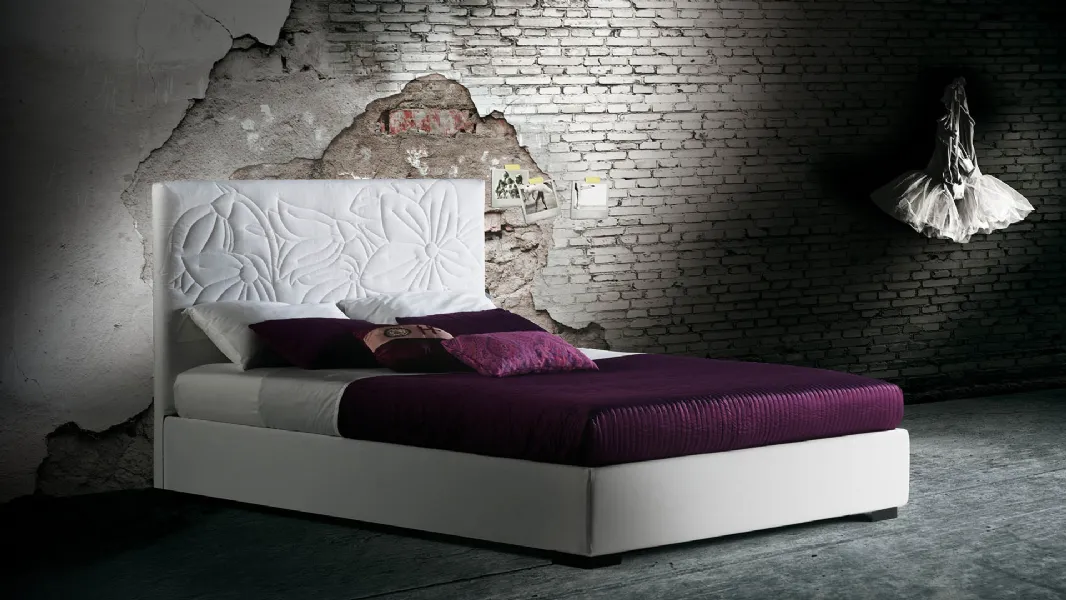 Letto Mauritius in tessuto con motivo floreale trapuntato sulla testiera di Milano Bedding