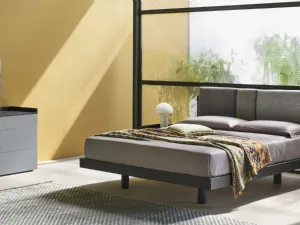 Letto con testiera in tessuto imbottito e trapuntato Nikki di Tomasella