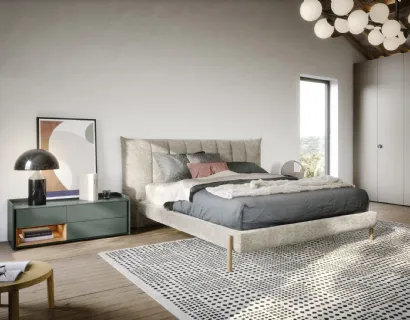 Letto in tessuto con testiera imbottita e trapuntata con cuciture verticali Groove di Novamobili