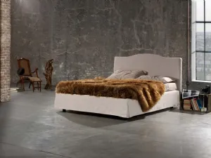 Letto matrimoniale in tessuto con testiera sagomata Pisa di Salvetti