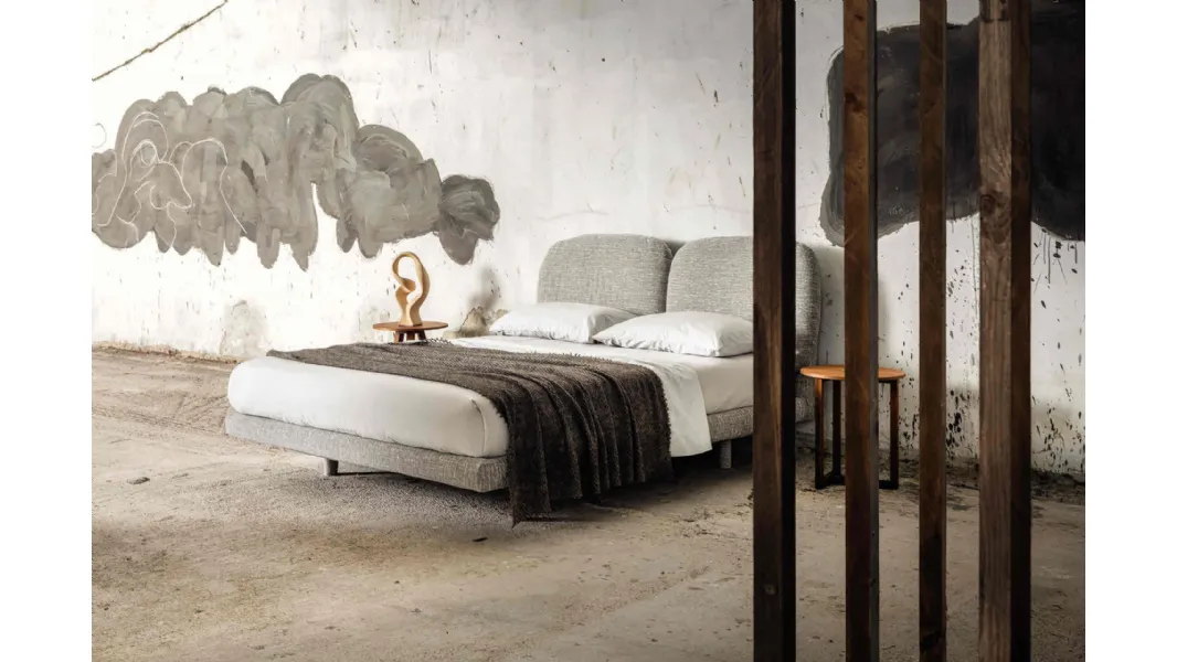 Letto matrimoniale completamente rivestito in tessuto Robin di Veneran