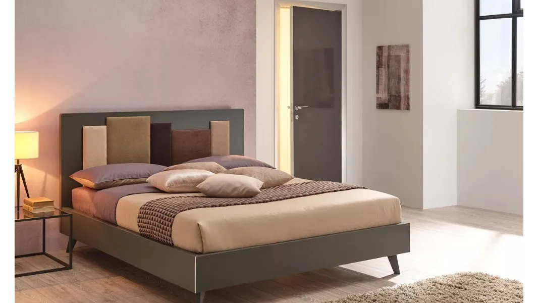 Letto matrimoniale dal design deciso e inconfondibile in laccato Grafite con testiera imbottita in tessuto SC124 di Moretti Compact