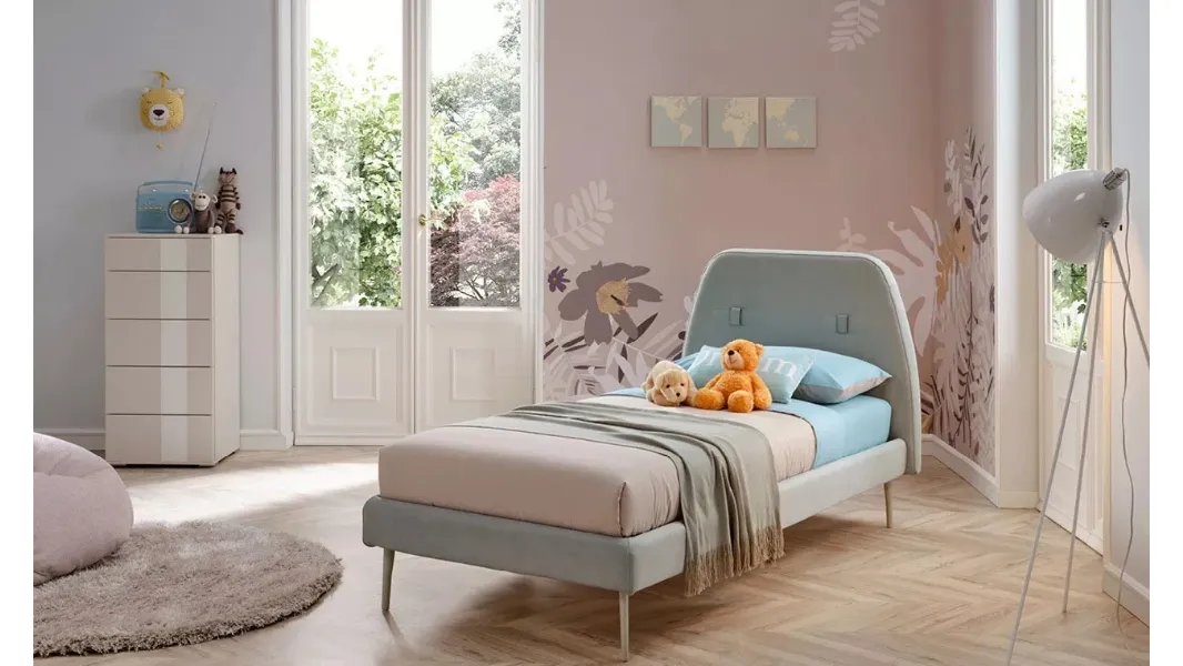 Letto singolo dalla linea romantica con testiera rivestita in tessuto leggermente curvata SC204 di Moretti Compact