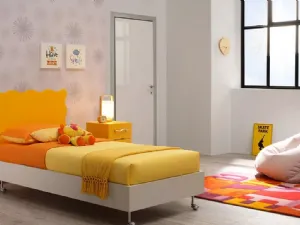 Letto singolo in nobilitato Quarzo con testiera sagomata Sponge in laccato Giallo Sole SC104 di Moretti Compact