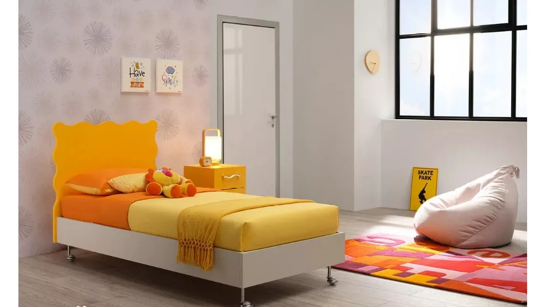 Letto singolo in nobilitato Quarzo con testiera sagomata Sponge in laccato Giallo Sole SC104 di Moretti Compact