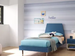 Letto in laccato Blu Navy con testiera Peak e piedini in metallo SC119 di Moretti Compact