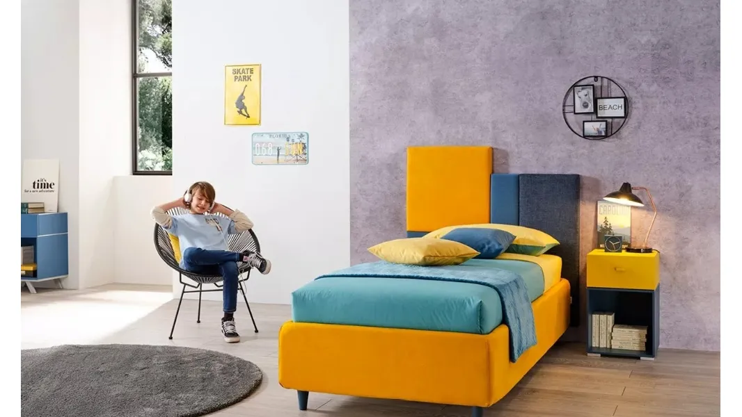 Letto di design in tessuto con testiera asimmetrica SC208 di Moretti Compact