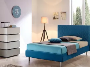 Letto singolo in tessuto con testiera trapuntata SC209 di Moretti Compact