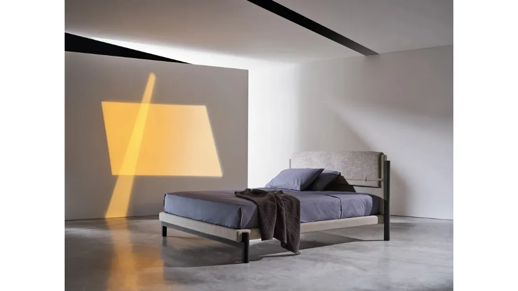 Letto in tessuto Strap di Gervasoni