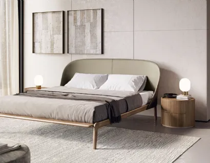 Letto in legno con testiera avvolgente in cuoio dalla morbida forma a guscio Tamago di Dall'Agnese