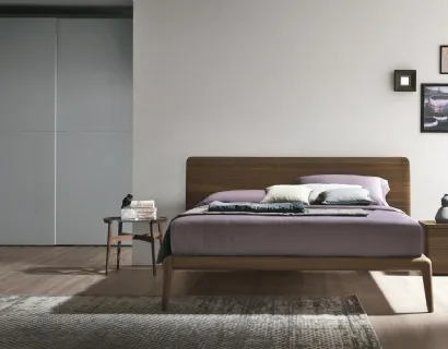 Letto Prado con testata in legno rovere termocotto di Tomasella