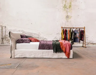Letto matrimoniale in tessuto Kune di Veneran