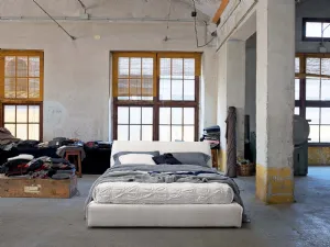 Letto con testiera rivestito in tessuto bianco imbottito Lux di Veneran
