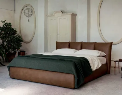 Letto in ecopelle vintage con testiera avvolgente e box contenitore Plissé di Veneran