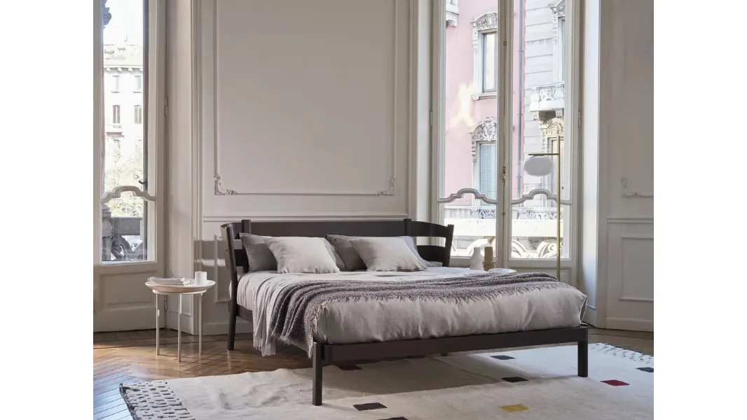 Letto con testiera Yelek 90 in legno laccato di Gervasoni