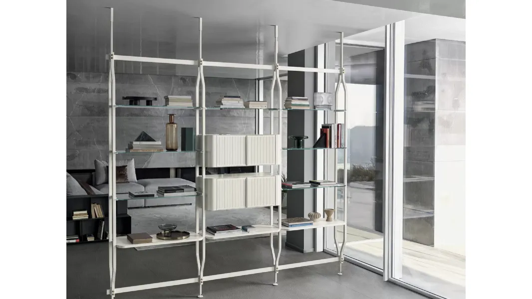 Libreria divisoria Charlotte a soffitto in acciaio laccato con ripiani in cristallo di Bontempi